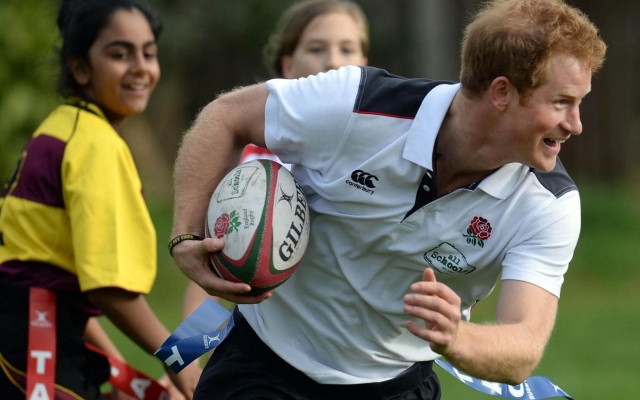 Principe Harry gioca a rugby con decine di ragazzini VIDEO