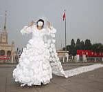 Cina, abito da sposa fatto con 999 mascherine: è una protesta contro smog (FOTO)