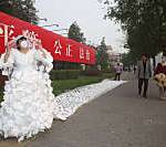 Cina, abito da sposa fatto con 999 mascherine: è una protesta contro smog (FOTO)