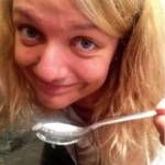 Le sanguina sempre il naso: nella narice ha una sanguisuga lunga 8 centimetri01