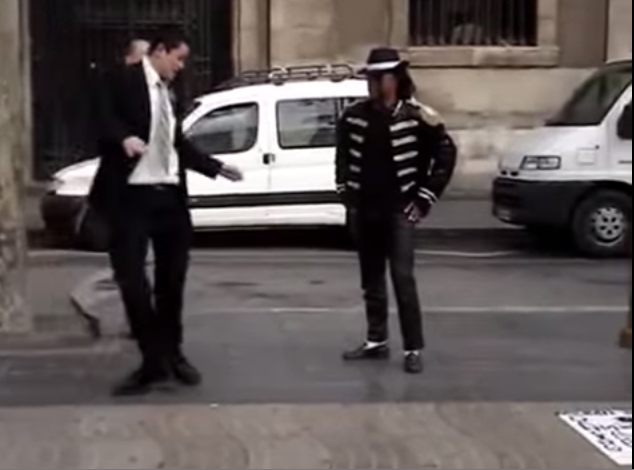 Missionario mormone balla il "moonwalking" con sosia di Michael Jackson