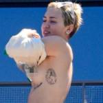 Miley Cyrus senza freni: topless e spinelli durante tour in Australia
