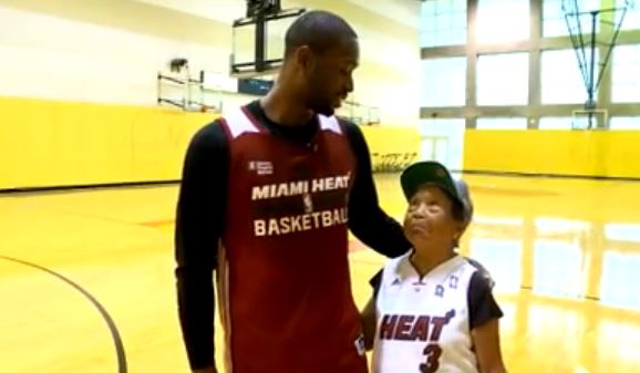 Signora di 90 anni sfida a basket un giocatore NBA (VIDEO)