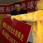 Cina: vince 85 mln dollari, ritira il premio vestito da orso (FOTO)