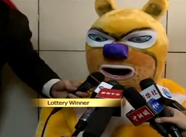 Cina: vince 85 mln dollari, ritira il premio vestito da orso (FOTO)