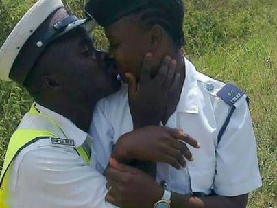 Tanzania: poliziotti si baciano, foto sui social. Licenziati