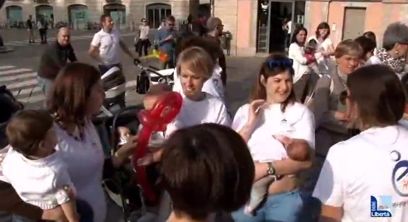 Allattamento al seno, flash mob di mamme in 100 piazze