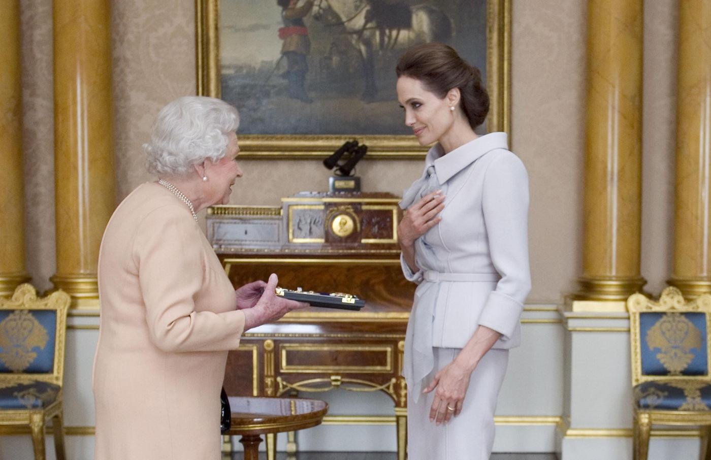 Angelina Jolie a Buckingham Palace. La regina la nomina "Dama Onoraria" (FOTO)
