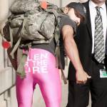 Shia Labeouf indossa leggins rosa contro il cancro al seno (FOTO)