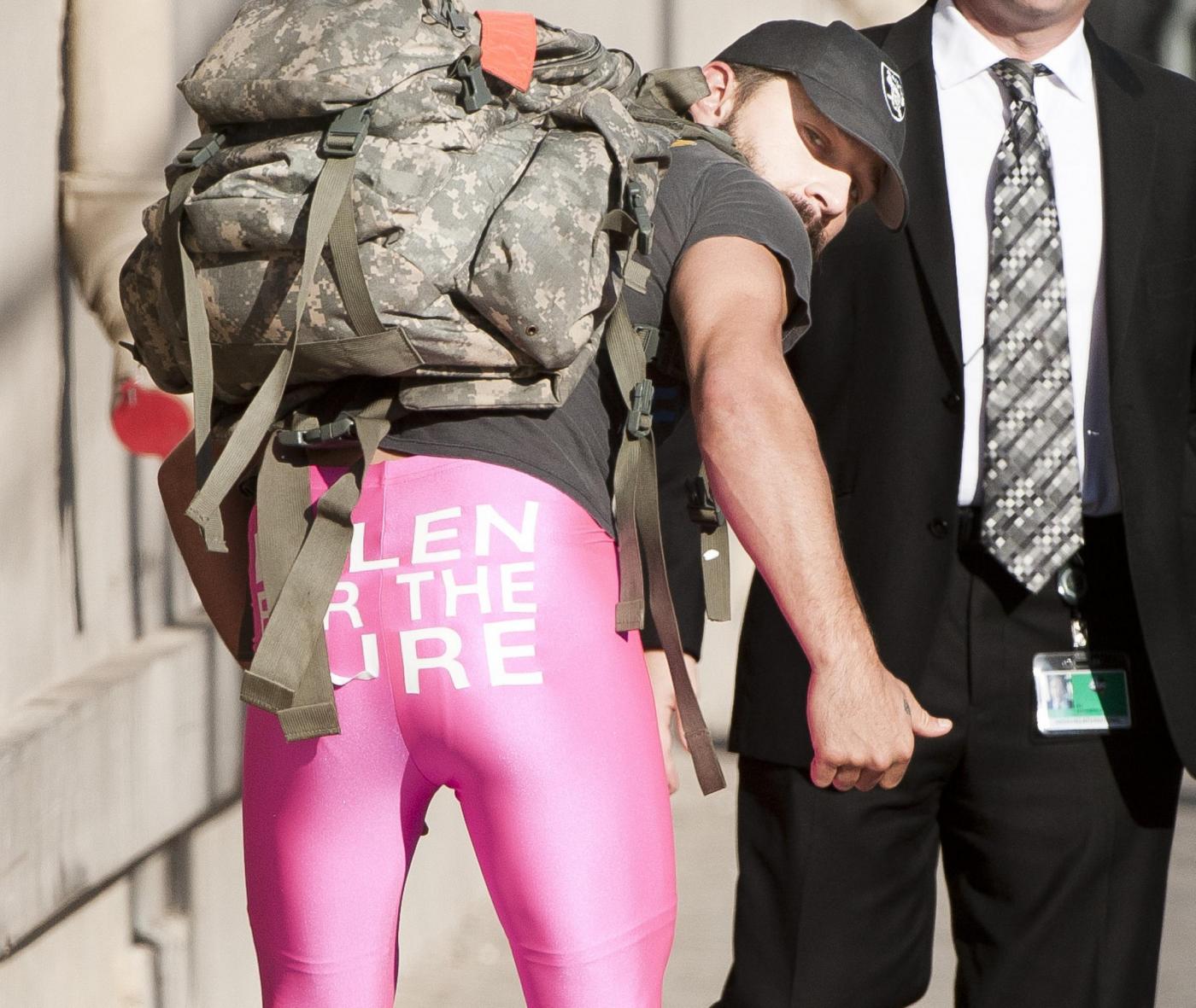 Shia Labeouf indossa leggins rosa contro il cancro al seno (FOTO)