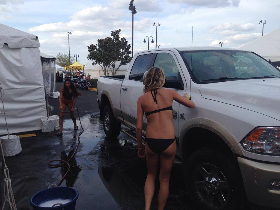 Bikini Car Wash: autolavaggio in cui lavorano solo ragazze in costume (FOTO)