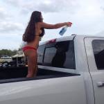 Bikini Car Wash: autolavaggio in cui lavorano solo ragazze in costume (FOTO)