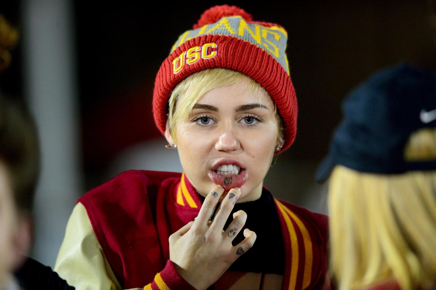 Miley Cyrus, nuovo tatuaggio con gattino triste sul labbro inferiore01