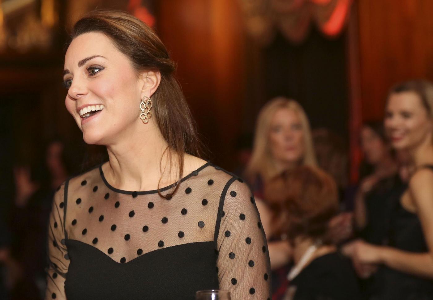 Kate Middleton ad evento benefico: il pancino si comincia a vedere03