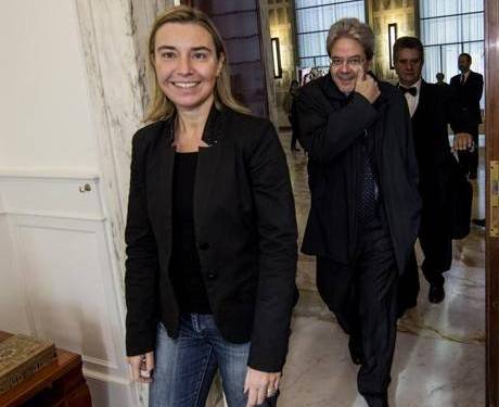 Federica Mogherini diventa Lady Pesc e dimentica il dress-code