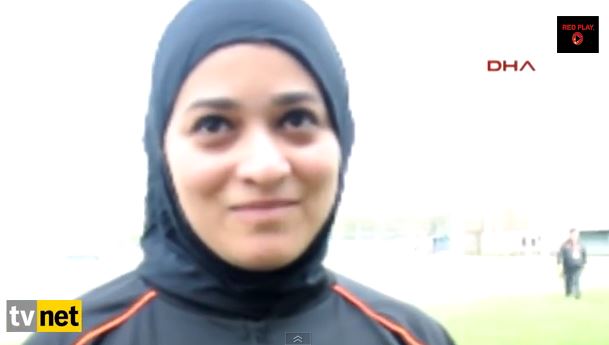 Buhra Yurdakul, 21 anni, turca, è la prima donna arbitro velata VIDEO