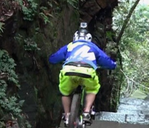 Cina, tremila gradini in mountain bike VIDEO