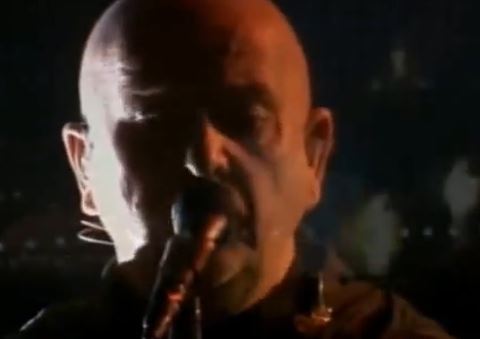 Peter Gabriel incanta Berlino con "Heroes" di David Bowie (VIDEO)