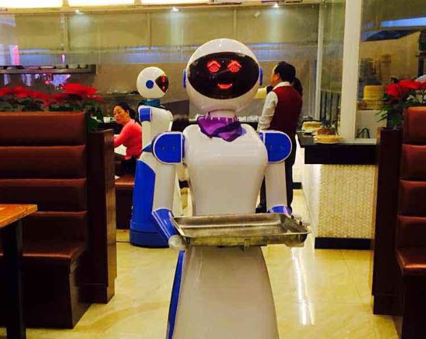 Cina: arrivano le cameriere robot, sostituiscono quelle umane FOTO