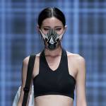 Cina, la sfilata di moda con le mascherine anti-smog03