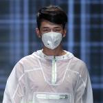 Cina, la sfilata di moda con le mascherine anti-smog02