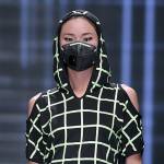 Cina, la sfilata di moda con le mascherine anti-smog01