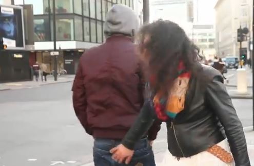 Donna molesta uomini per strada, esperimento sociale VIDEO