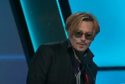 Johnny Depp ubriaco sul palco degli Hollywood Film Awards (VIDEO)