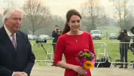 Kate Middleton incinta e in forma smagliante con l'abito rosso fuoco