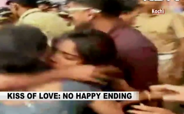 La protesta del "bacio in pubblico": migliaia di arresti in India VIDEO