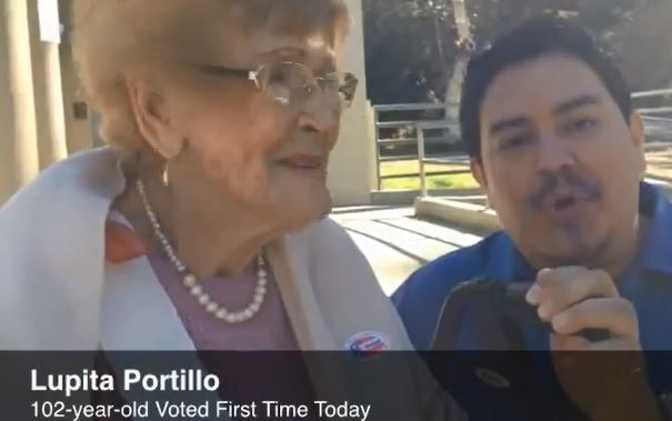 Usa, signora di 102 anni vota per la prima volta: una banda l'accompagna (VIDEO)