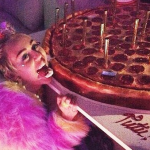 Miley Cyrus: compleanno con sex toys e marijuana