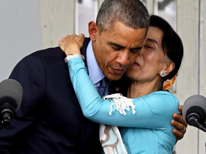 Obama incontra Aung San Suu Kyi. La leader birmana appare invecchiata e stanca01