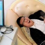 Cina, apparecchio simula contrazioni del parto. Uomini lo testano (FOTO)