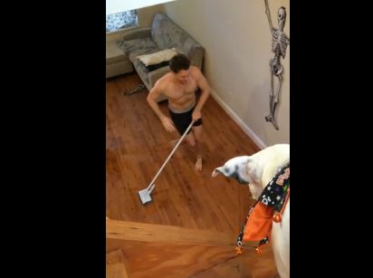 Riprende di nascosto l'amico mentre pulisce casa. Ecco il risultato (VIDEO)