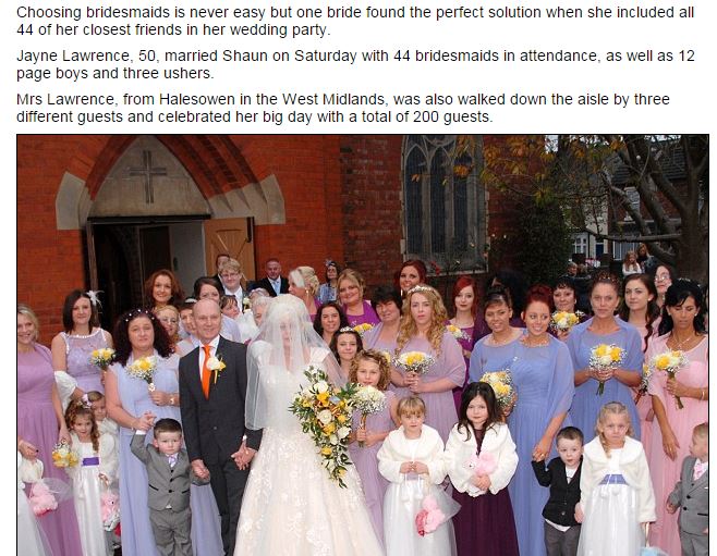 Regno Unito: sposa si presenta all'altare con 44 damigelle (FOTO)