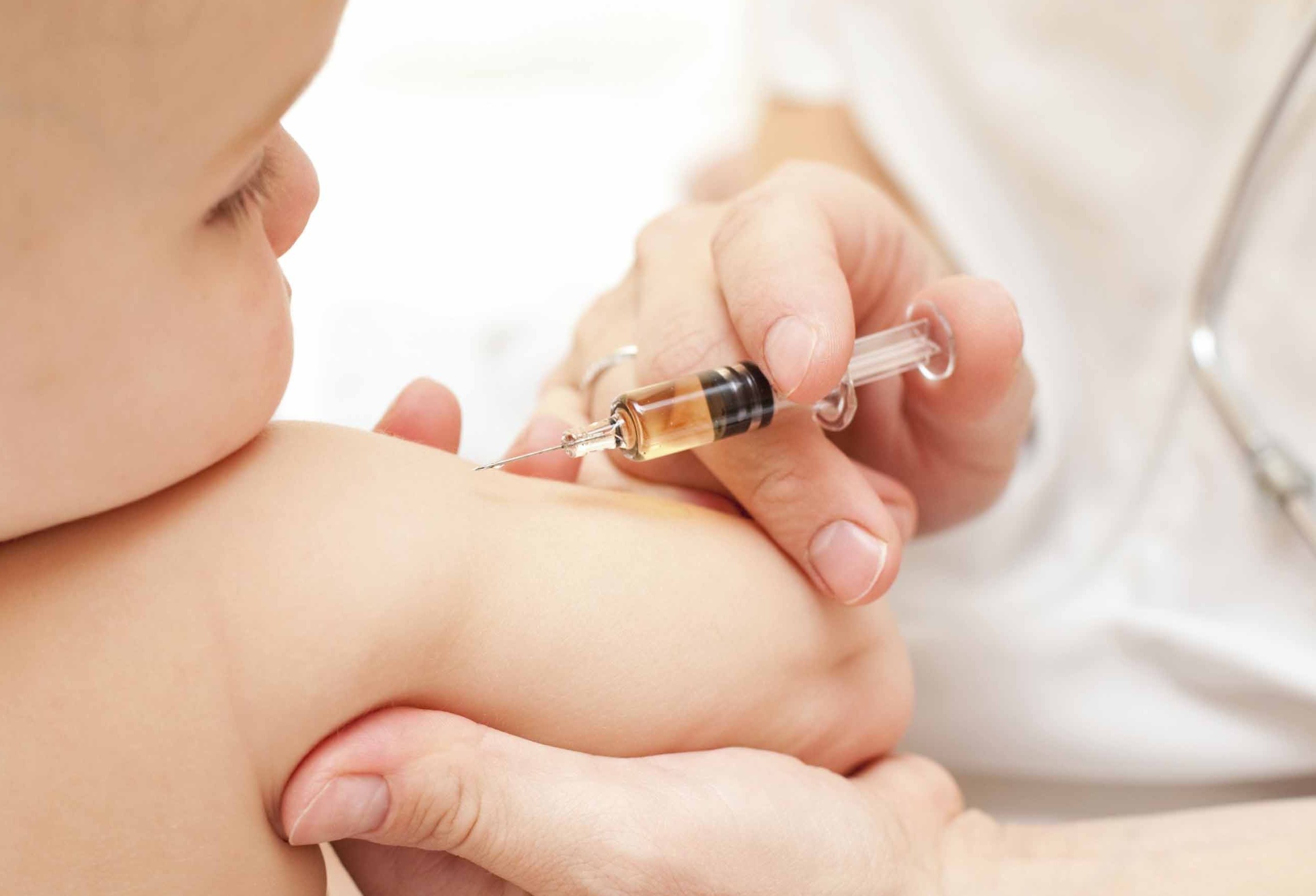 Vaccino Meningitec con "residui metallici", famiglie fanno causa