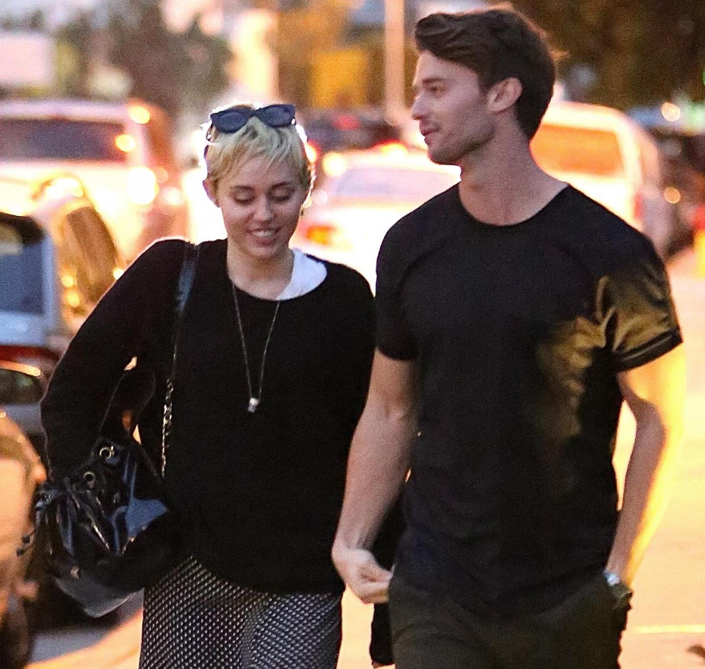 Miley Cyrus, passeggiata romantica col nuovo fidanzato Patrick Schwarzenegger03