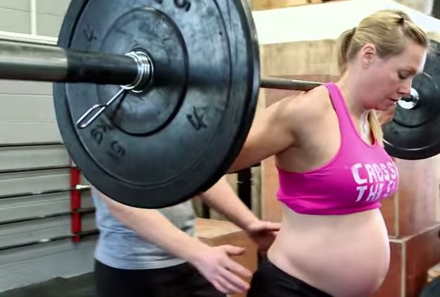 Mamma di ferro: incinta di 8 mesi, fa sollevamento pesi con 100 chili VIDEO