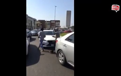 Arabia Saudita: 3 ragazze camminano in strada senza velo VIDEO