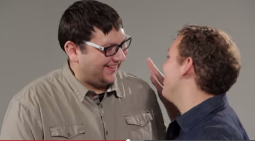 Uomo bacia uomo per la prima volta: l'esperimento di Buzzfeed è virale