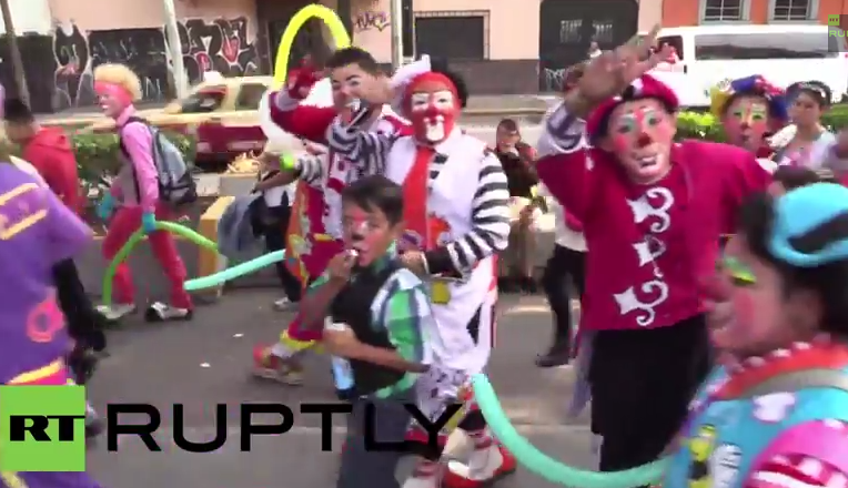 Città del Messico, 2mila clown in processione al santuario di Guadalupe