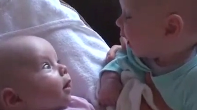 Gemelle neonate conversano per la prima volta: mamma e papà le riprendono