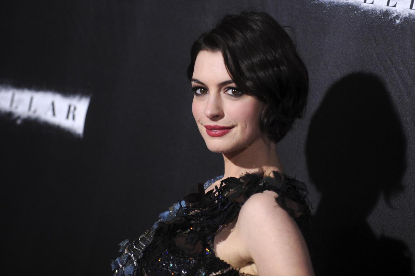 Anne Hathaway non più vegan, si dà alla dieta paleo: "Ridà forza"