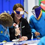 Kate Middleton gioca con i boy scout: fazzolettone al collo e occhi bendati 06
