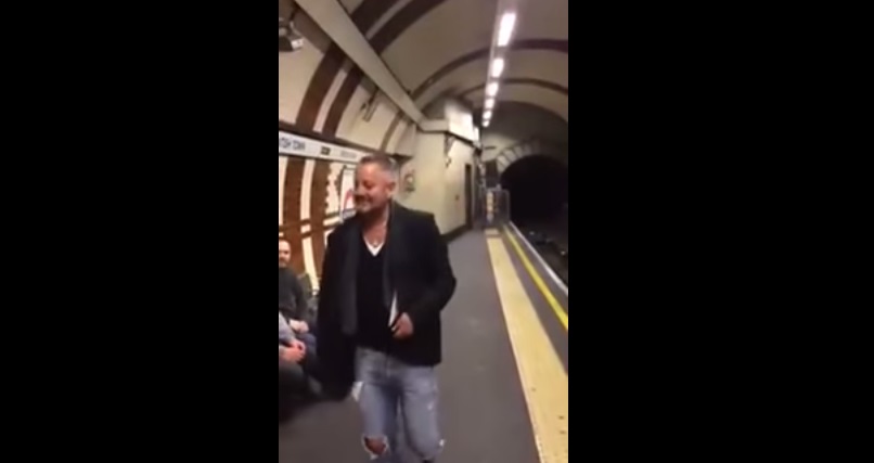 Londra, passeggero si mette a cantare: stazione metro diventa karaoke