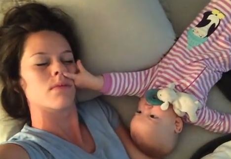 Mamma si addormenta accanto alla figlia neonata: ecco cosa succede VIDEO