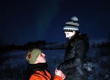 Proposta di matrimonio sotto l’aurora boreale VIDEO