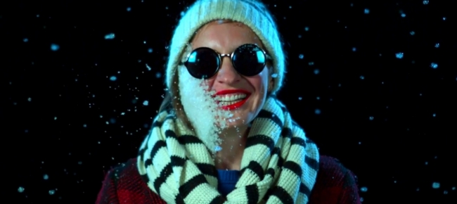 Palle di neve in faccia, video natalizio in slow motion VIDEO