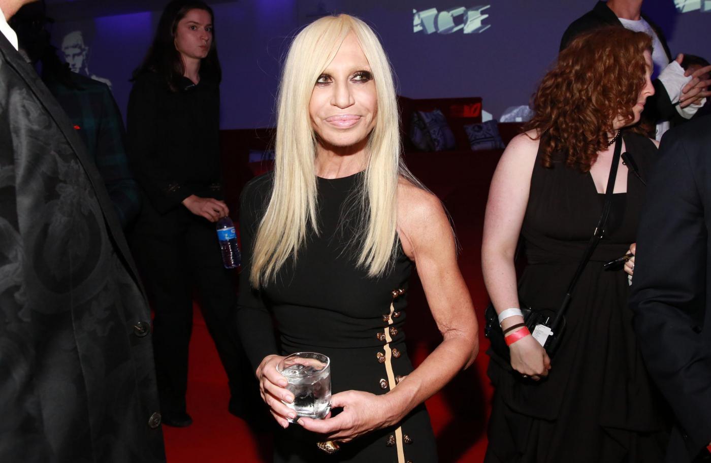 Donatella Versace racconta le amiche Madonna e Lady Gaga